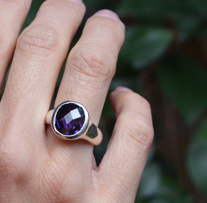 Prisma – Anillo de plata con piedra talla damero