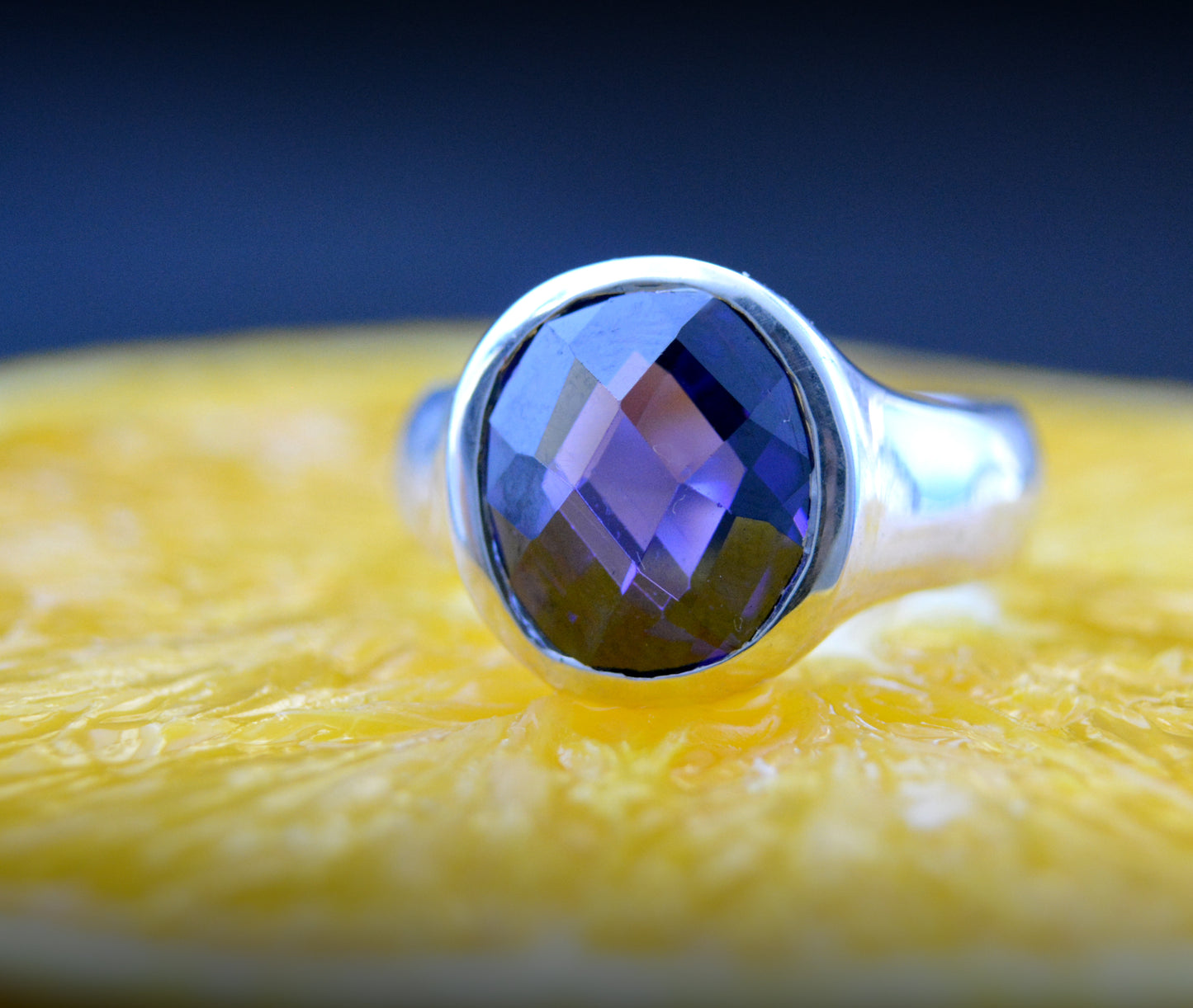 Prisma – Anillo de plata con piedra talla damero