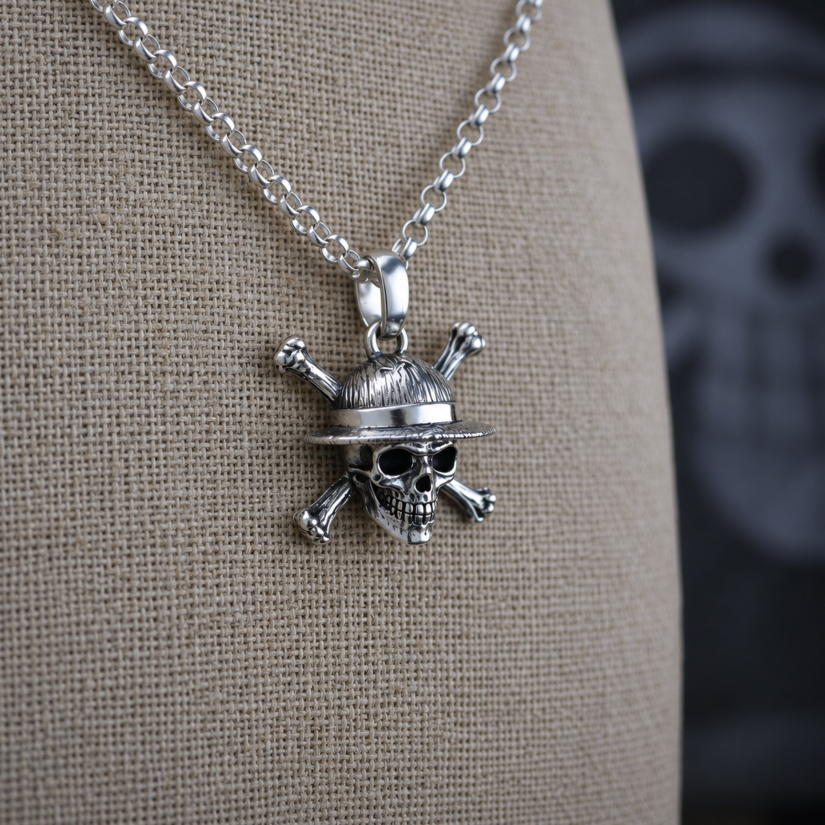 Colgante calavera con sombrero en plata · Vida Pirata