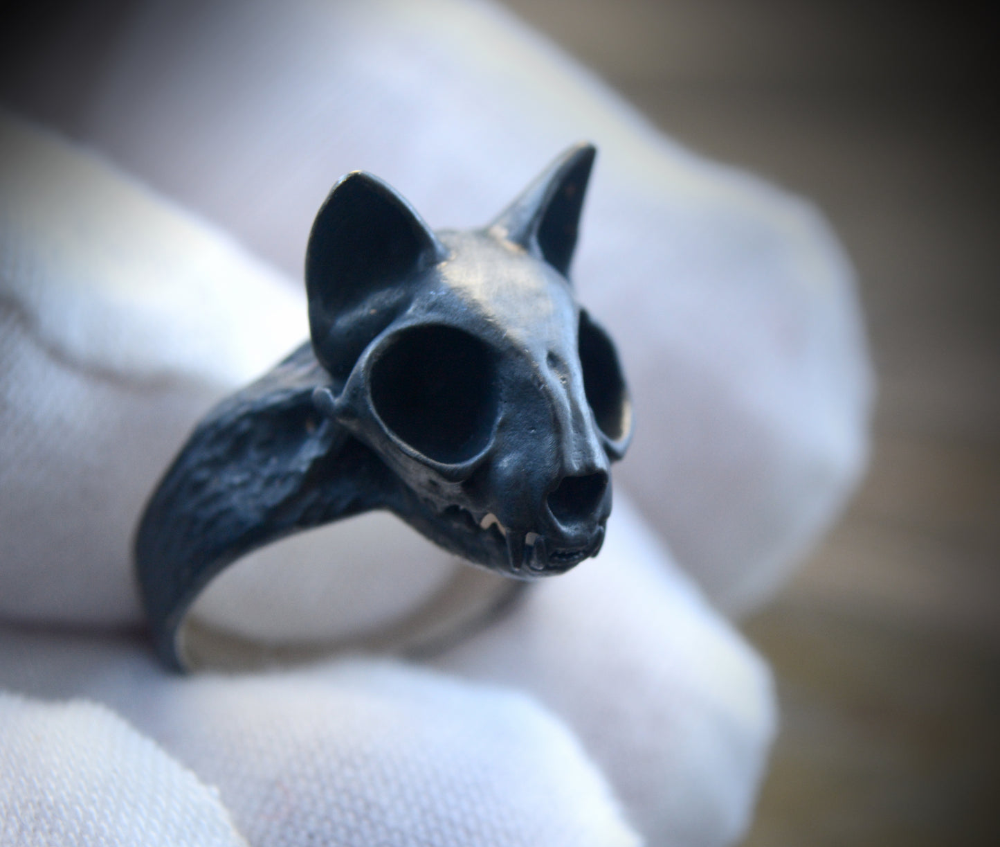 Anillo cráneo de gato pequeño, Cráneo felino pequeño hecho a mano en plata de ley