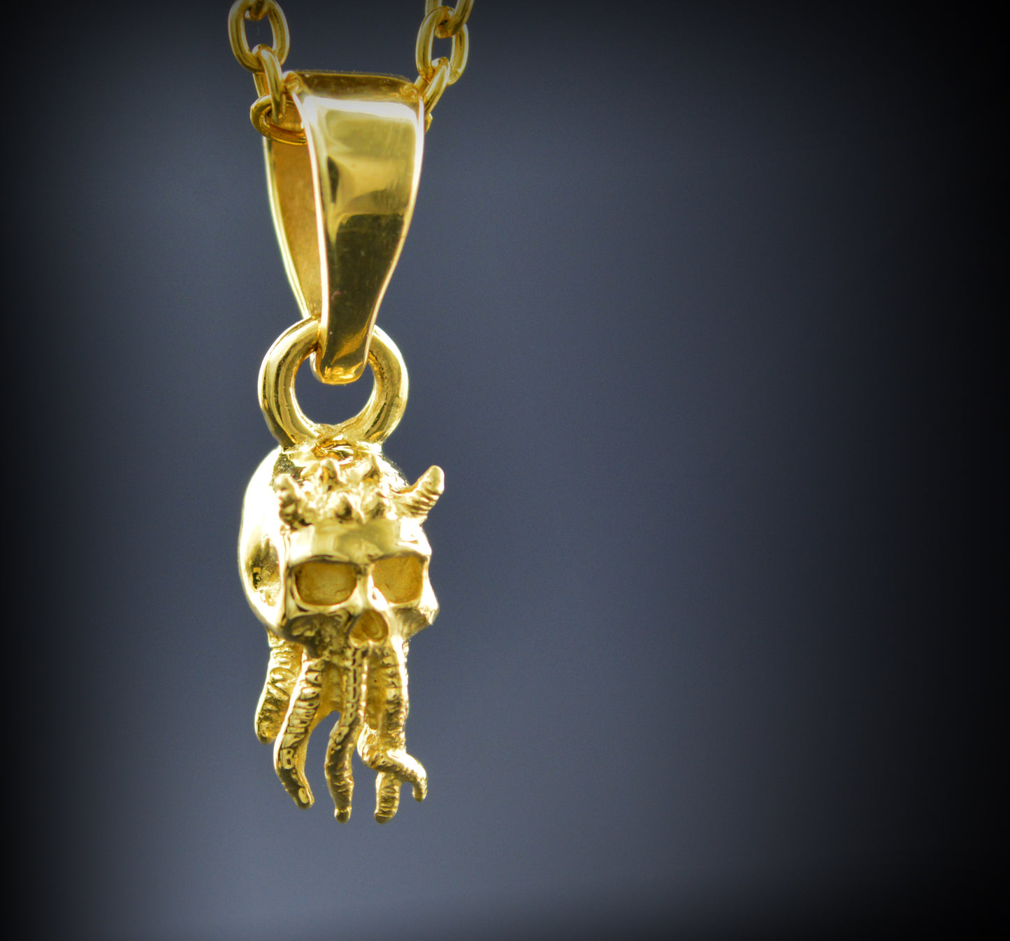 Colgante calavera Cthulhu diminuto hecho a mano en oro