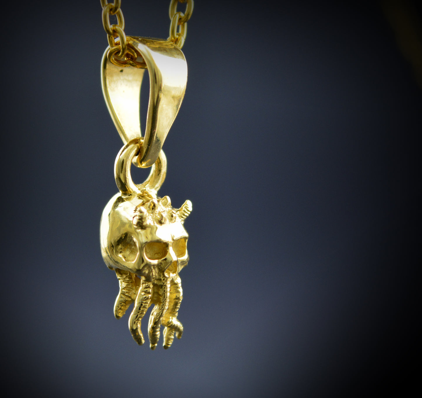 Colgante calavera Cthulhu diminuto hecho a mano en oro