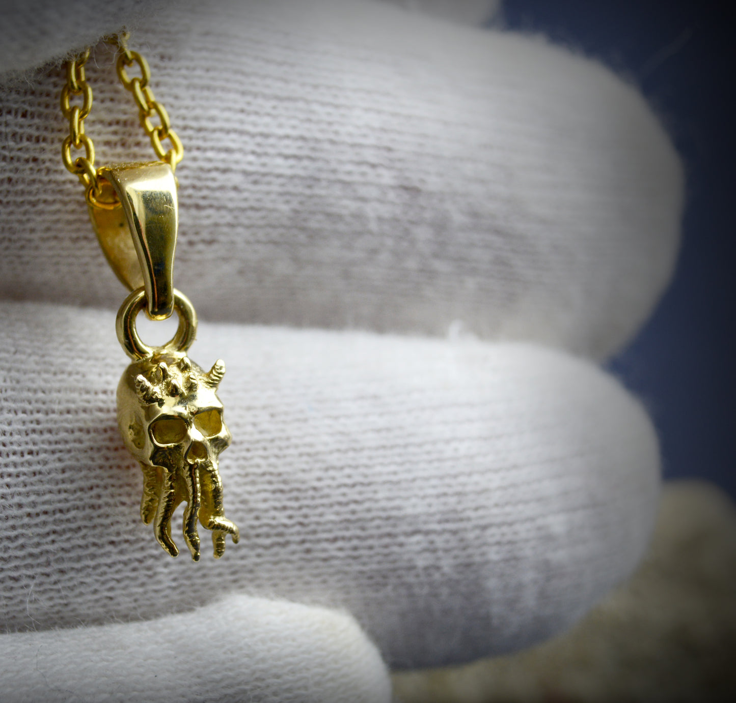 Colgante calavera Cthulhu diminuto hecho a mano en oro