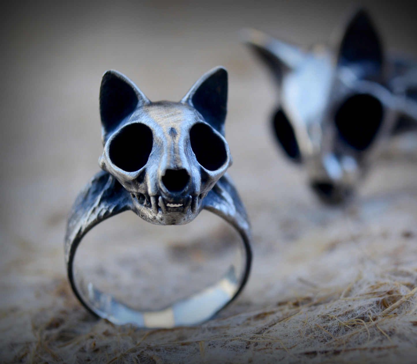Anillo cráneo de gato pequeño, Cráneo felino pequeño hecho a mano en plata de ley