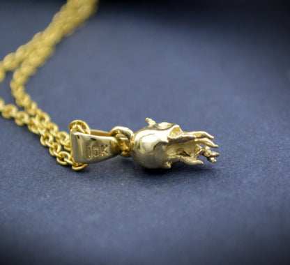 Colgante calavera Cthulhu diminuto hecho a mano en oro