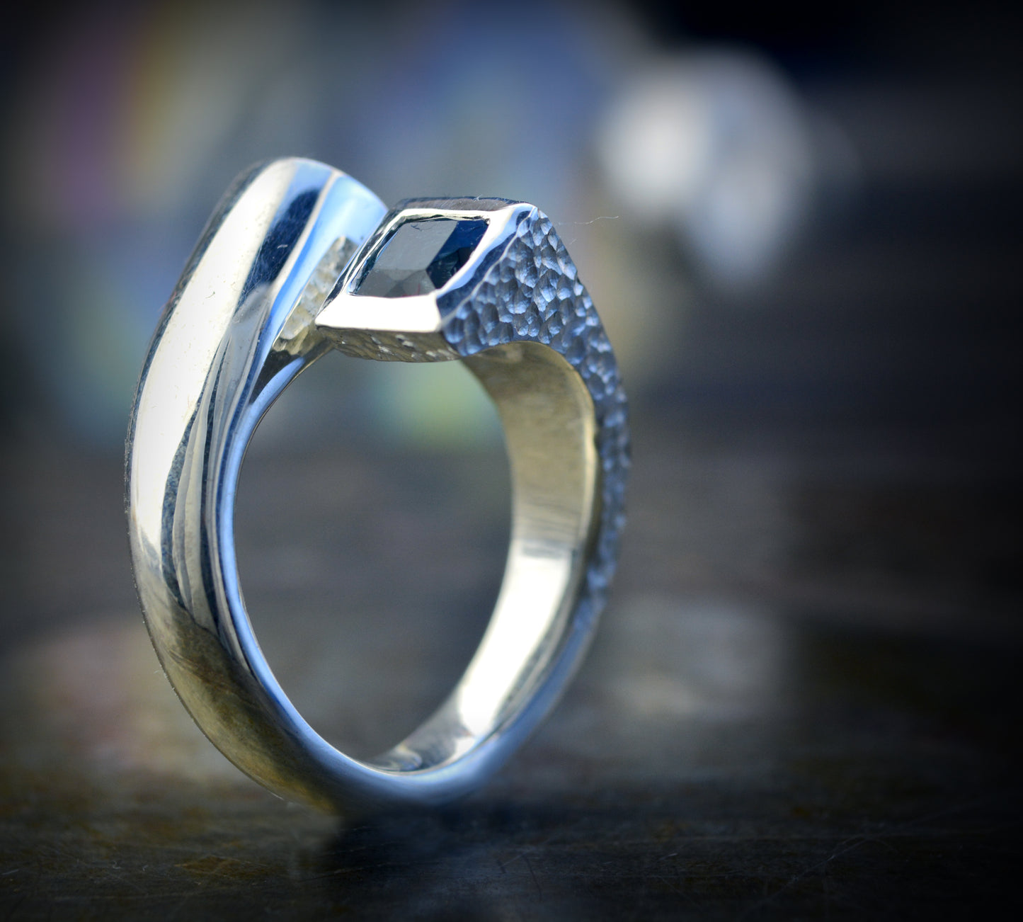 Anillo abierto con dos topacios azules naturales, Diseño circular y cuadrado hecho a mano en plata , Regalo joyería minimalista Navidad
