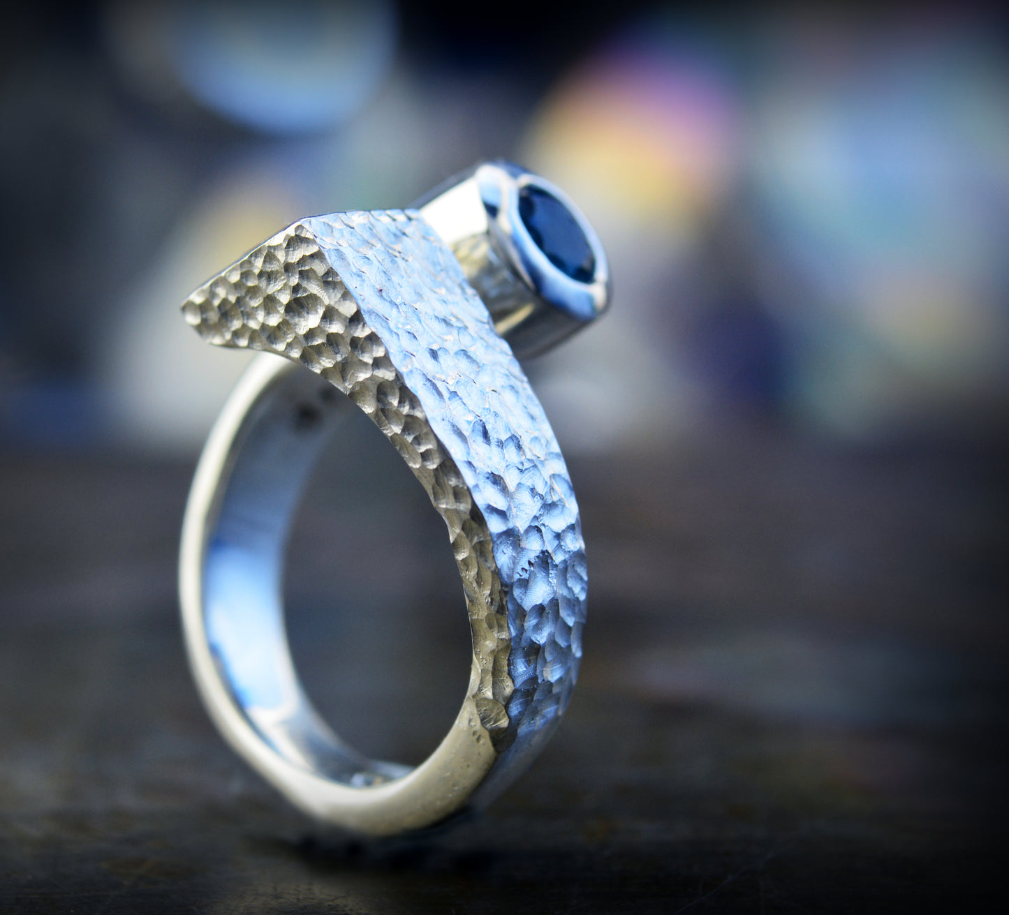 Anillo abierto con dos topacios azules naturales, Diseño circular y cuadrado hecho a mano en plata , Regalo joyería minimalista Navidad