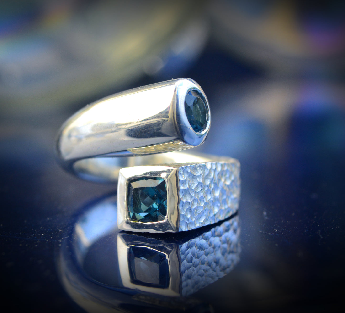 Anillo abierto con dos topacios azules naturales, Diseño circular y cuadrado hecho a mano en plata , Regalo joyería minimalista Navidad