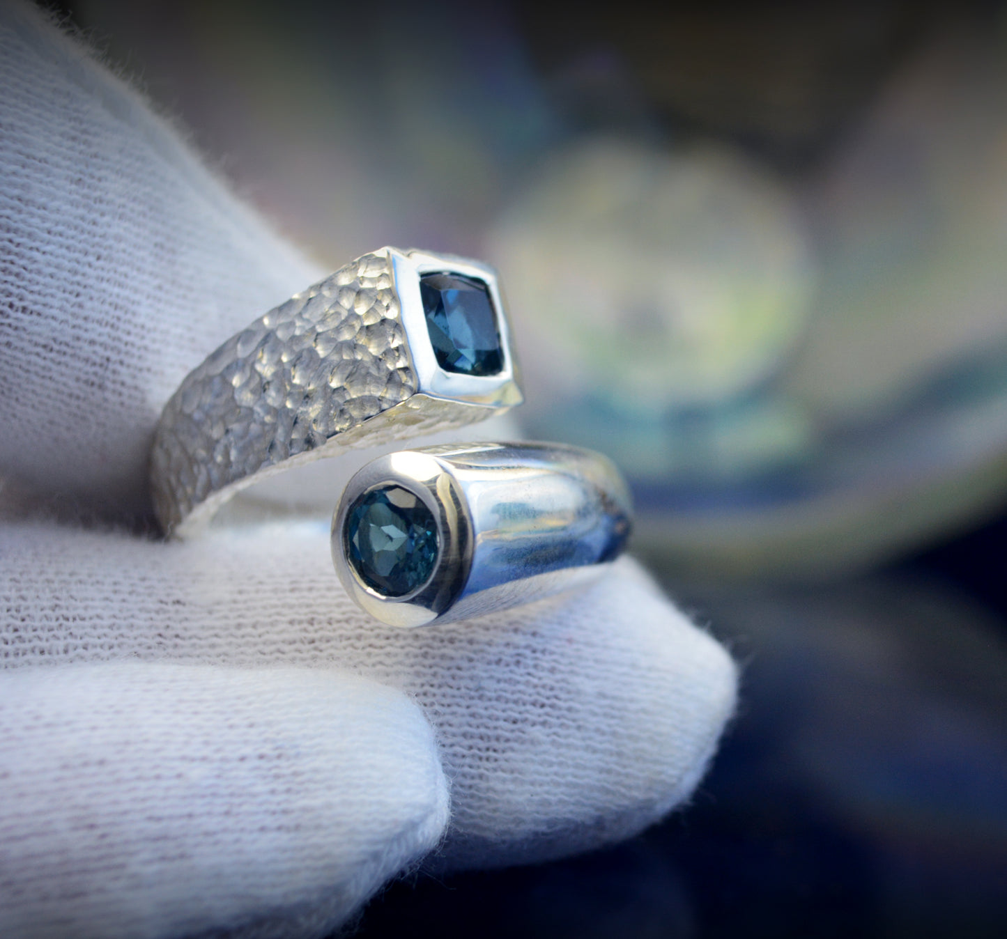 Anillo abierto con dos topacios azules naturales, Diseño circular y cuadrado hecho a mano en plata , Regalo joyería minimalista Navidad