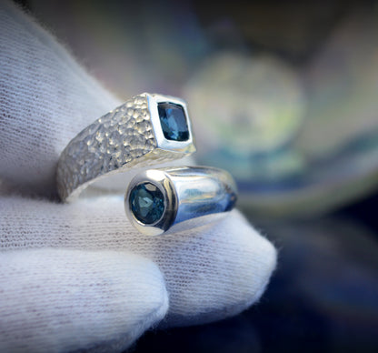 Anillo abierto con dos topacios azules naturales, Diseño circular y cuadrado hecho a mano en plata , Regalo joyería minimalista Navidad