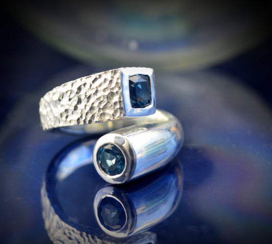 Anillo abierto con dos topacios azules naturales, Diseño circular y cuadrado hecho a mano en plata , Regalo joyería minimalista Navidad