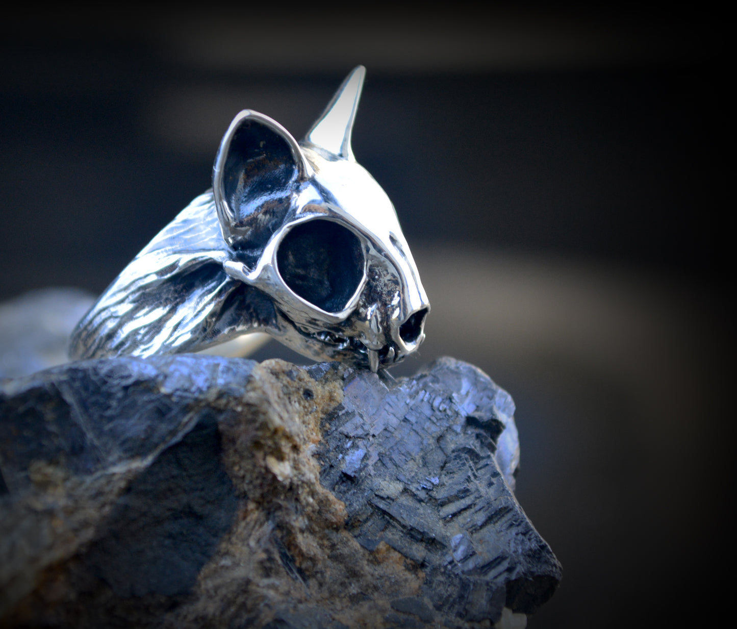 Anillo cráneo de gato, Cráneo felino hecho a mano en plata de ley