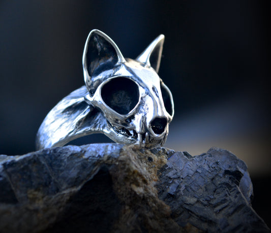 Anillo cráneo de gato, Cráneo felino hecho a mano en plata de ley