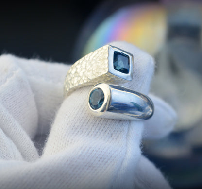 Anillo abierto con dos topacios azules naturales, Diseño circular y cuadrado hecho a mano en plata , Regalo joyería minimalista Navidad