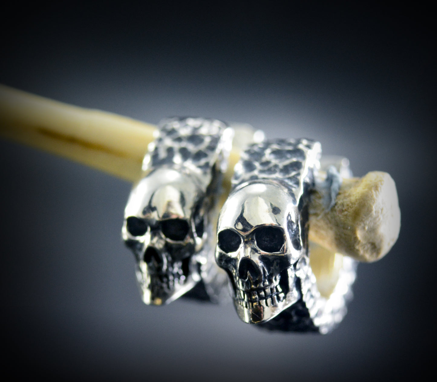 Aros Martillados con Calavera, Pendientes de Plata Hechos a Mano