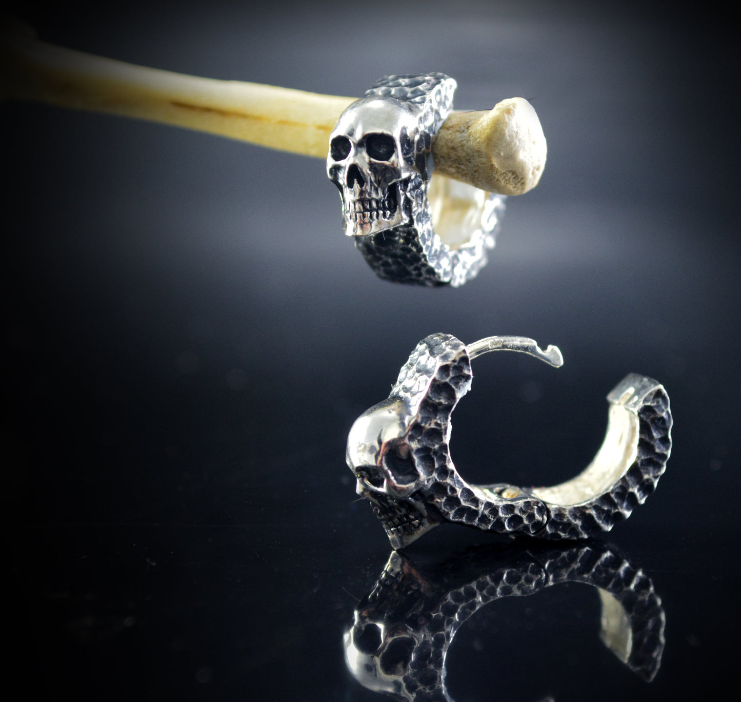 Aros Martillados con Calavera, Pendientes de Plata Hechos a Mano