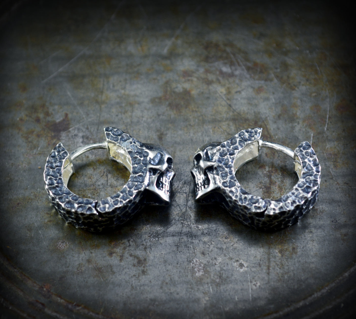 Aros Martillados con Calavera, Pendientes de Plata Hechos a Mano
