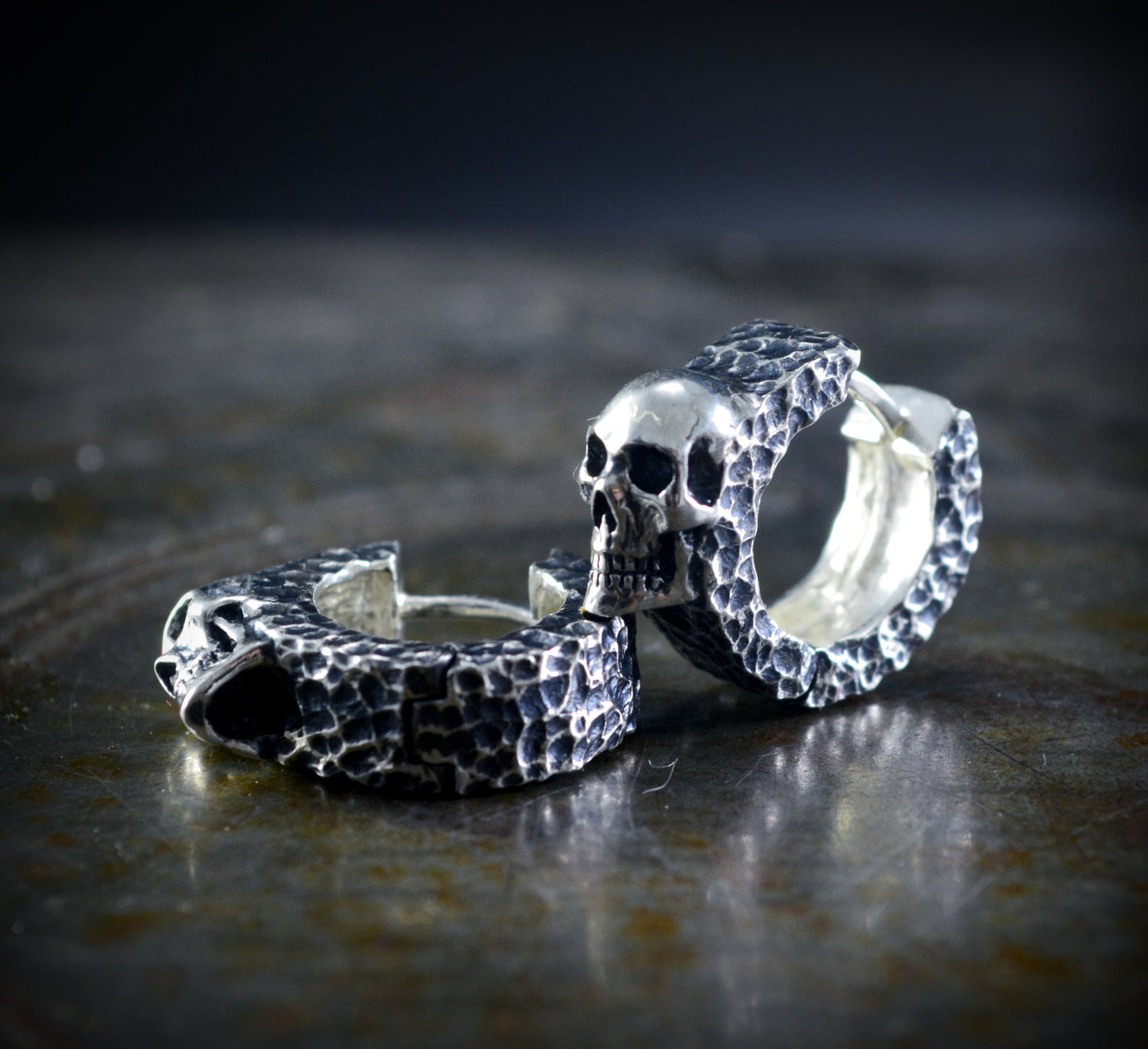 Aros Martillados con Calavera, Pendientes de Plata Hechos a Mano