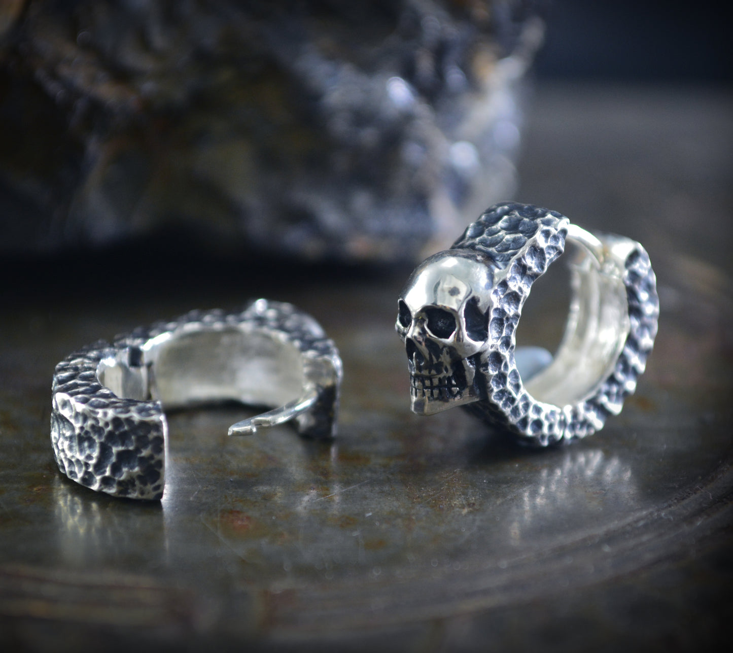 Aros Martillados con Calavera, Pendientes de Plata Hechos a Mano