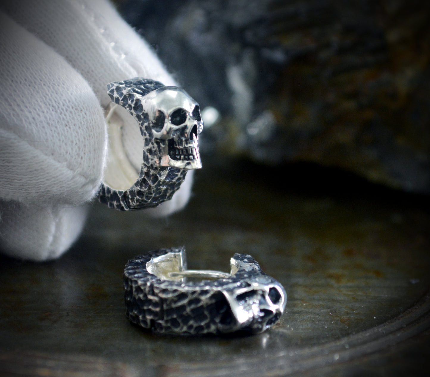 Aros Martillados con Calavera, Pendientes de Plata Hechos a Mano