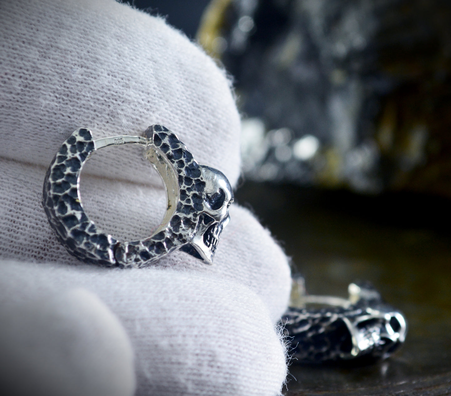 Aros Martillados con Calavera, Pendientes de Plata Hechos a Mano