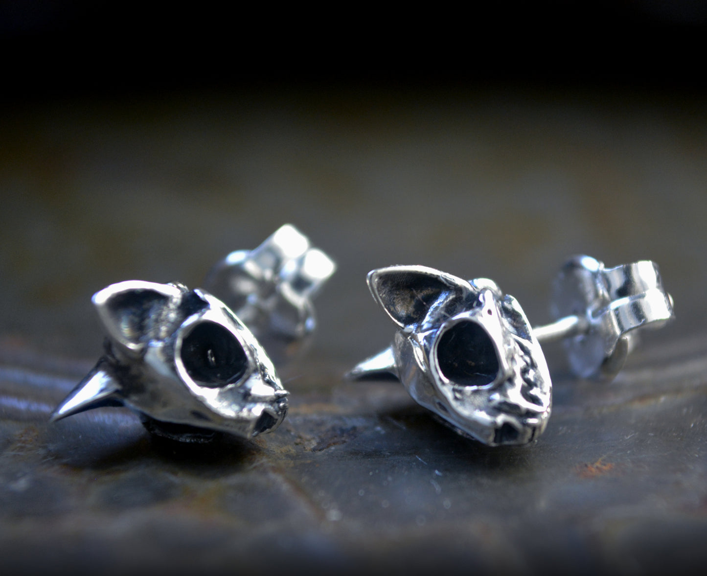 Pendientes tiny felinos místicos – Plata de ley artesanal