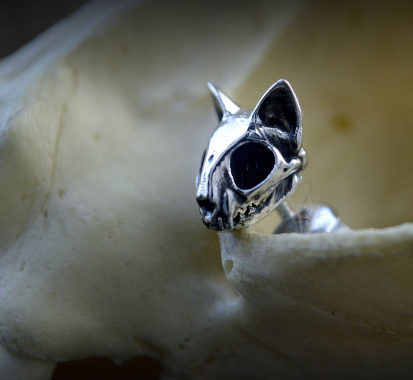 Pendientes tiny felinos místicos – Plata de ley artesanal