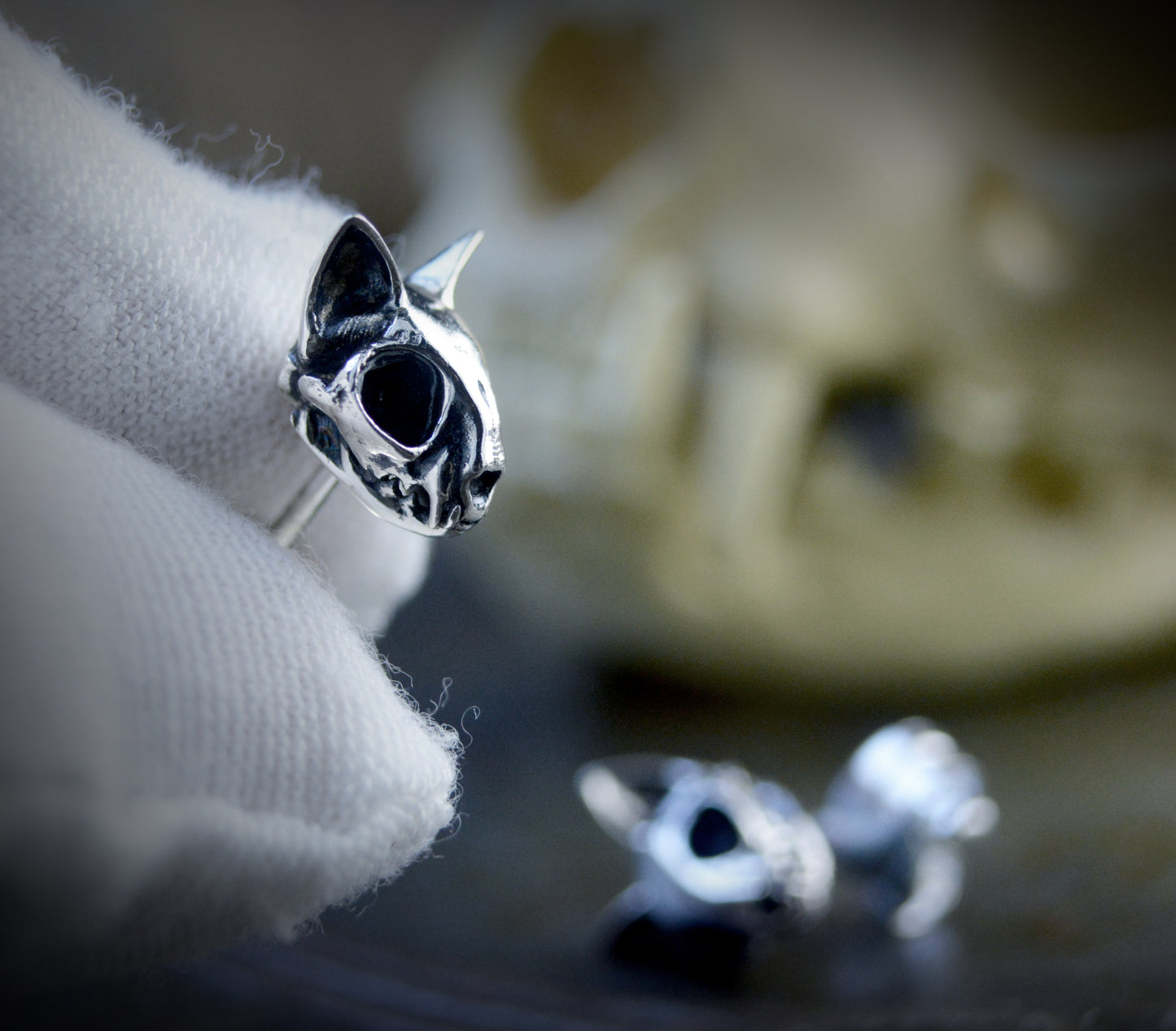 Pendientes tiny felinos místicos – Plata de ley artesanal