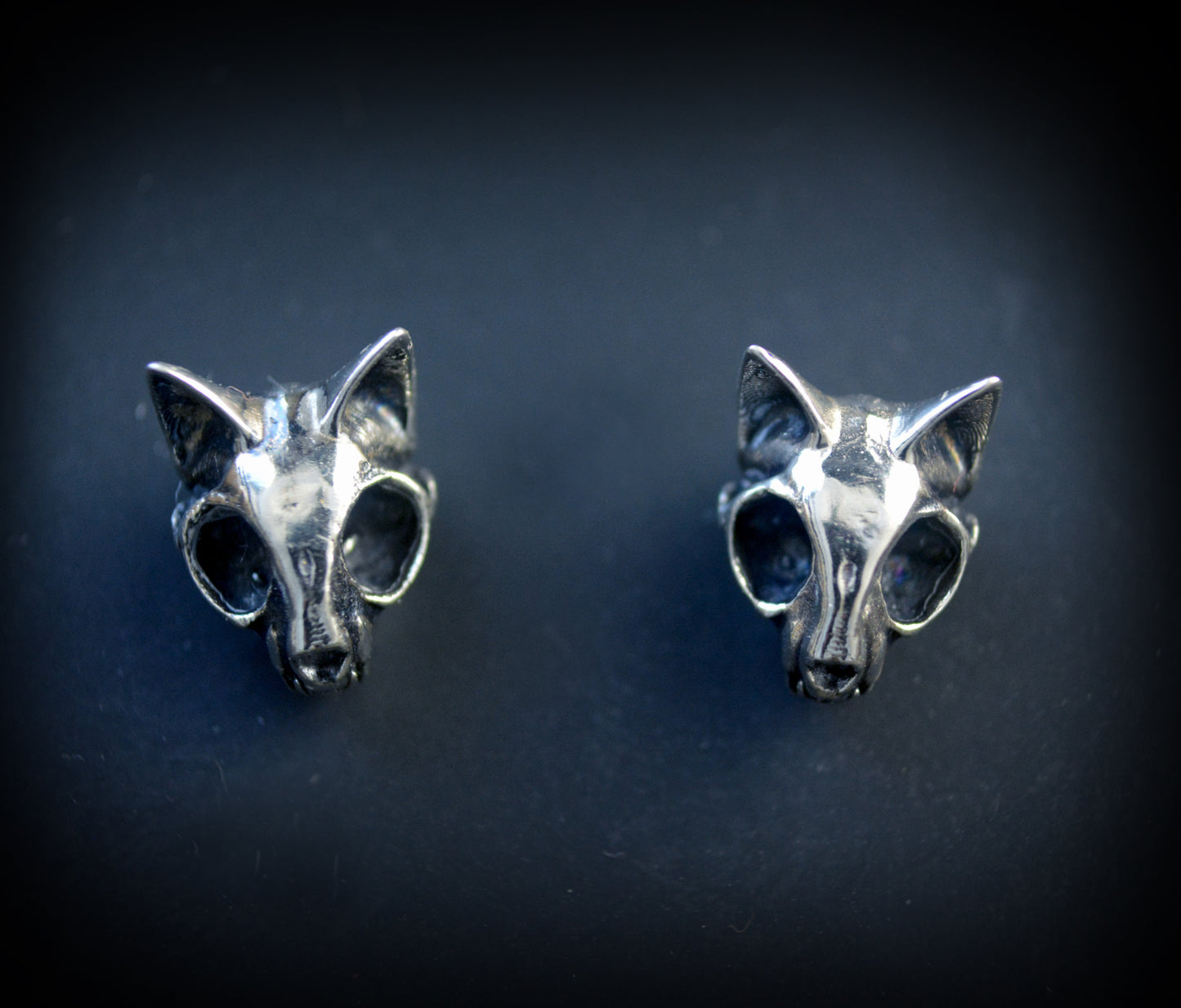 Pendientes tiny felinos místicos – Plata de ley artesanal