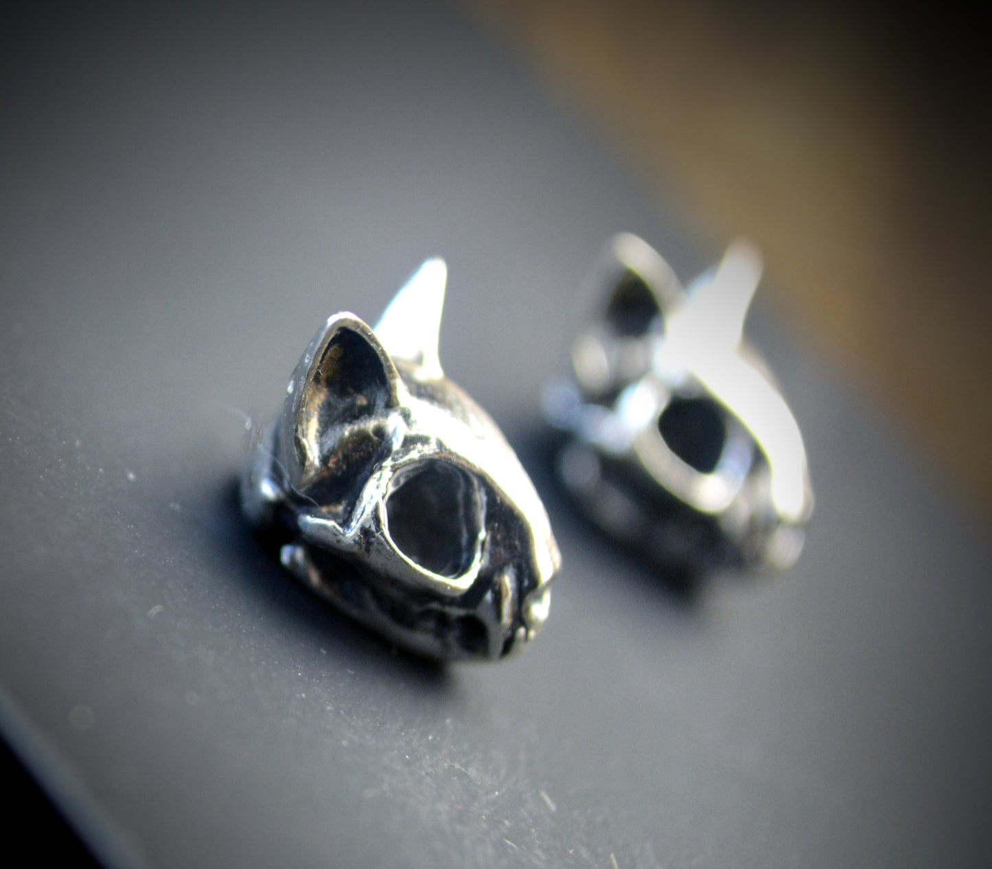 Pendientes tiny felinos místicos – Plata de ley artesanal
