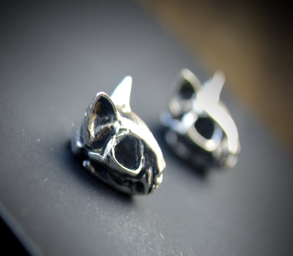 Pendientes tiny felinos místicos – Plata de ley artesanal