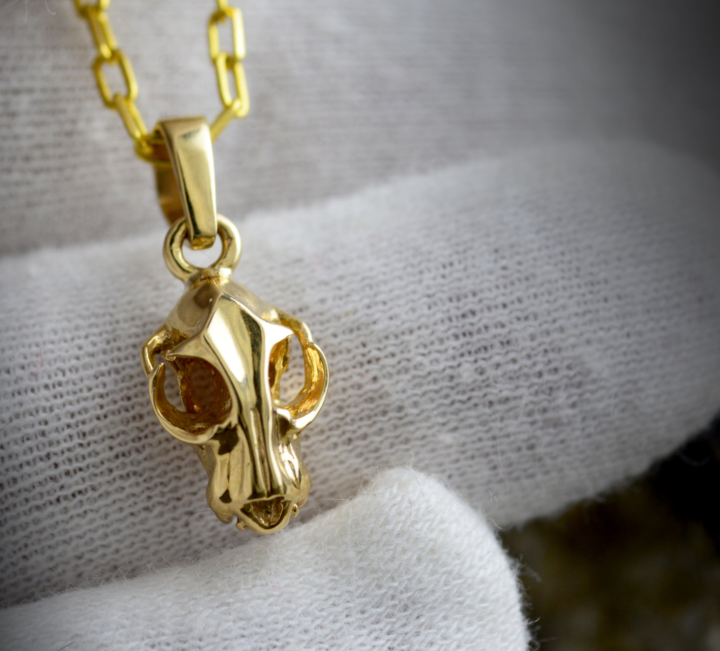 Colgante cráneo de tigre diminuto hecho a mano en oro, perfecto para amantes de los animales y buscadores de regalos únicos