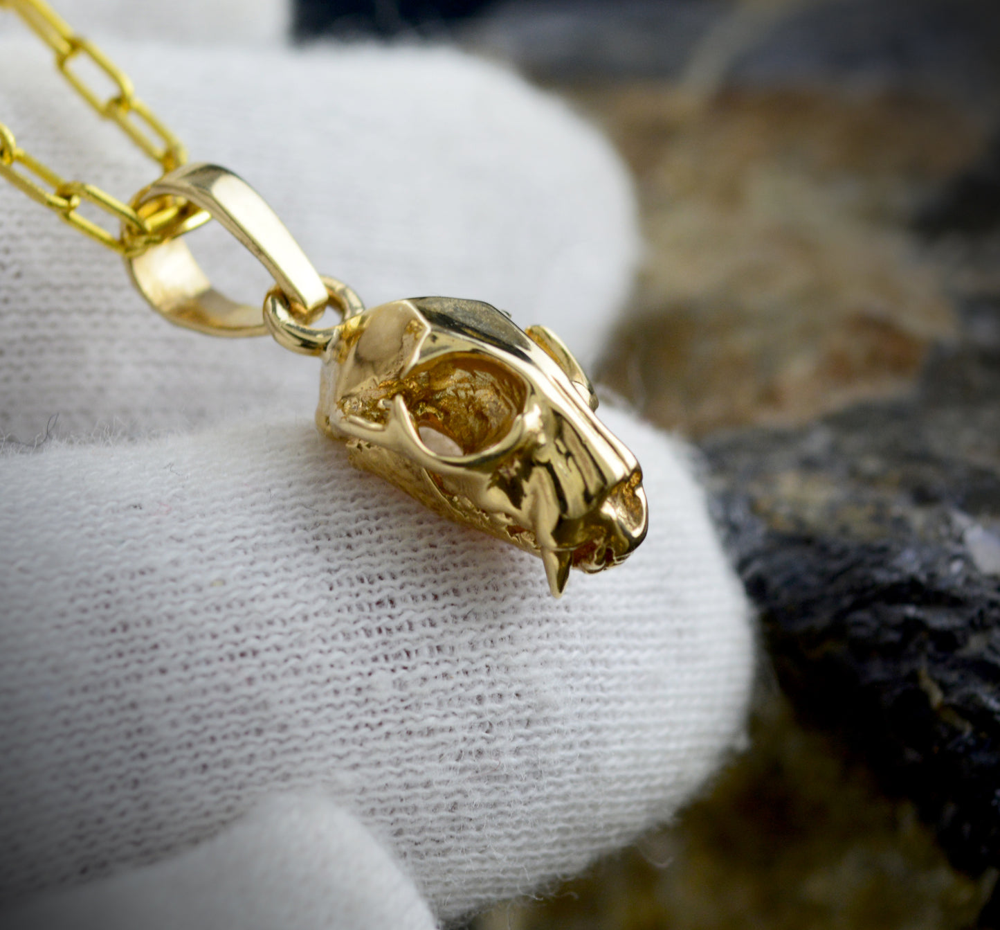 Colgante cráneo de tigre diminuto hecho a mano en oro, perfecto para amantes de los animales y buscadores de regalos únicos