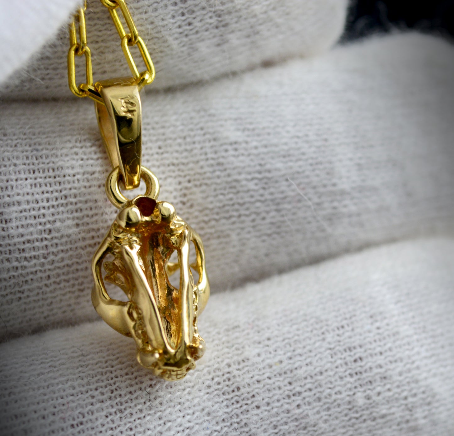 Colgante cráneo de tigre diminuto hecho a mano en oro, perfecto para amantes de los animales y buscadores de regalos únicos