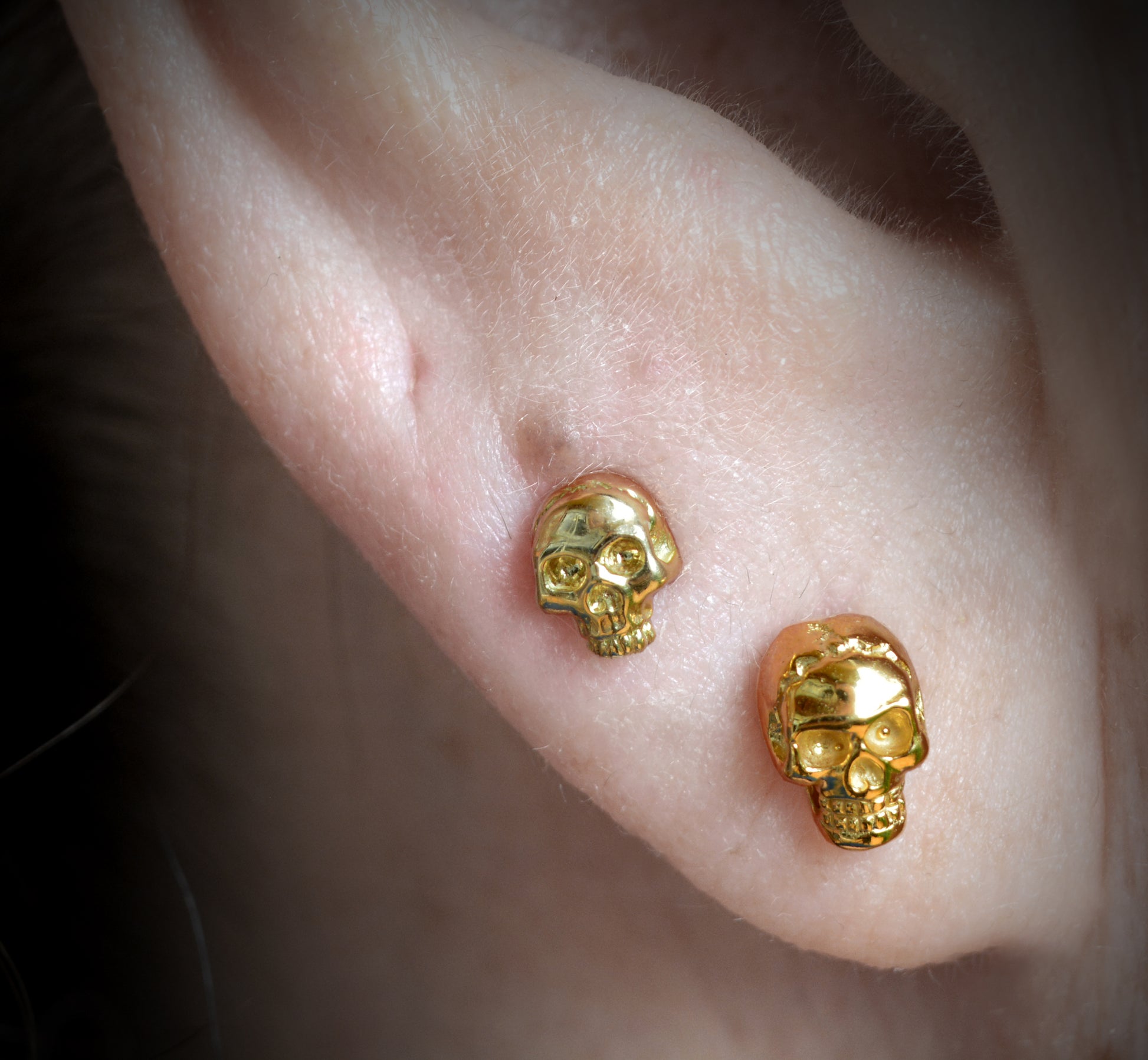 Pendientes de calavera diminuta de oro de10k,  14k o 18k, Pendiente de calavera  con piedras naturales para niñ - D´Cast