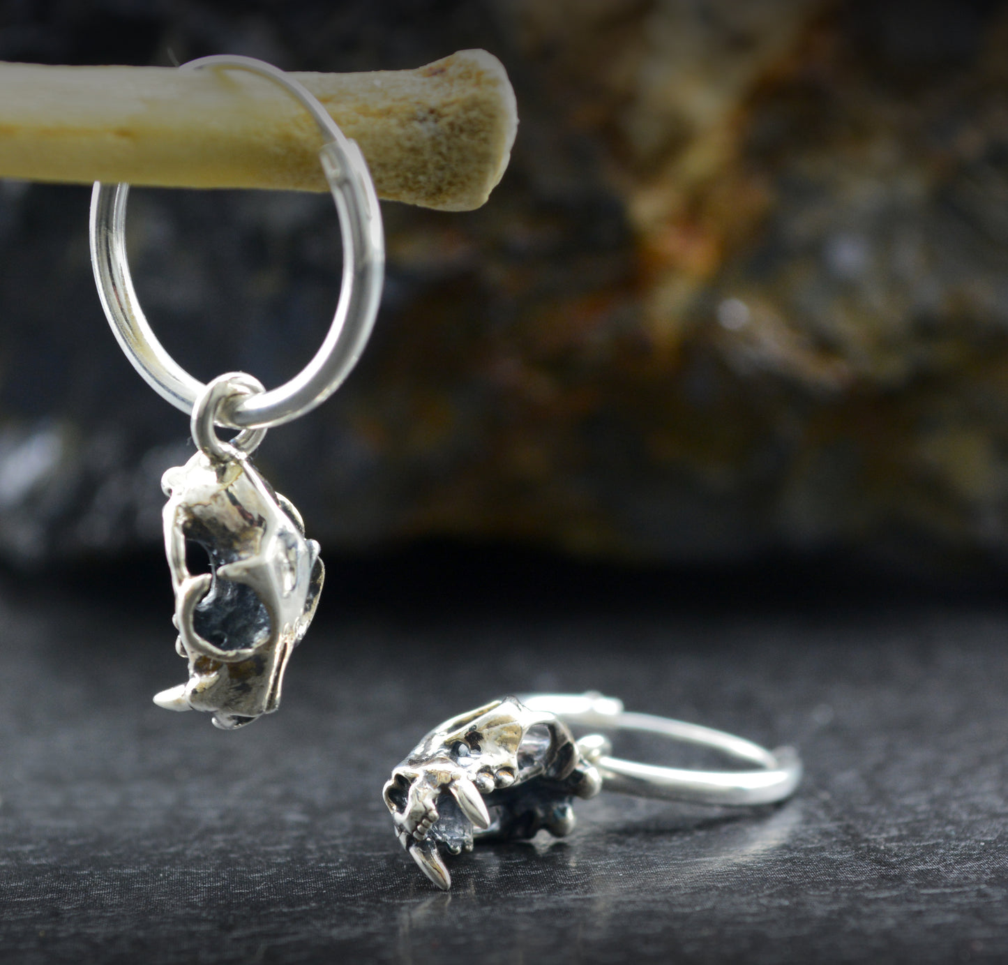 Pendientes de Aro con Calavera de Tigre en Plata de Ley
