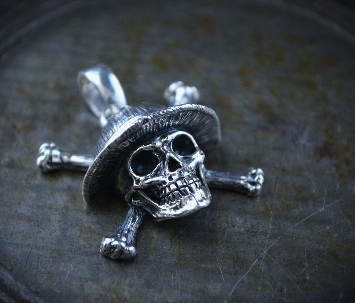 Colgante calavera con sombrero en plata · Vida Pirata