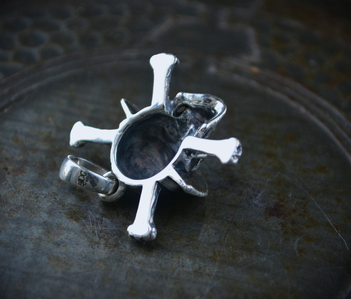 Colgante calavera con sombrero en plata · Vida Pirata
