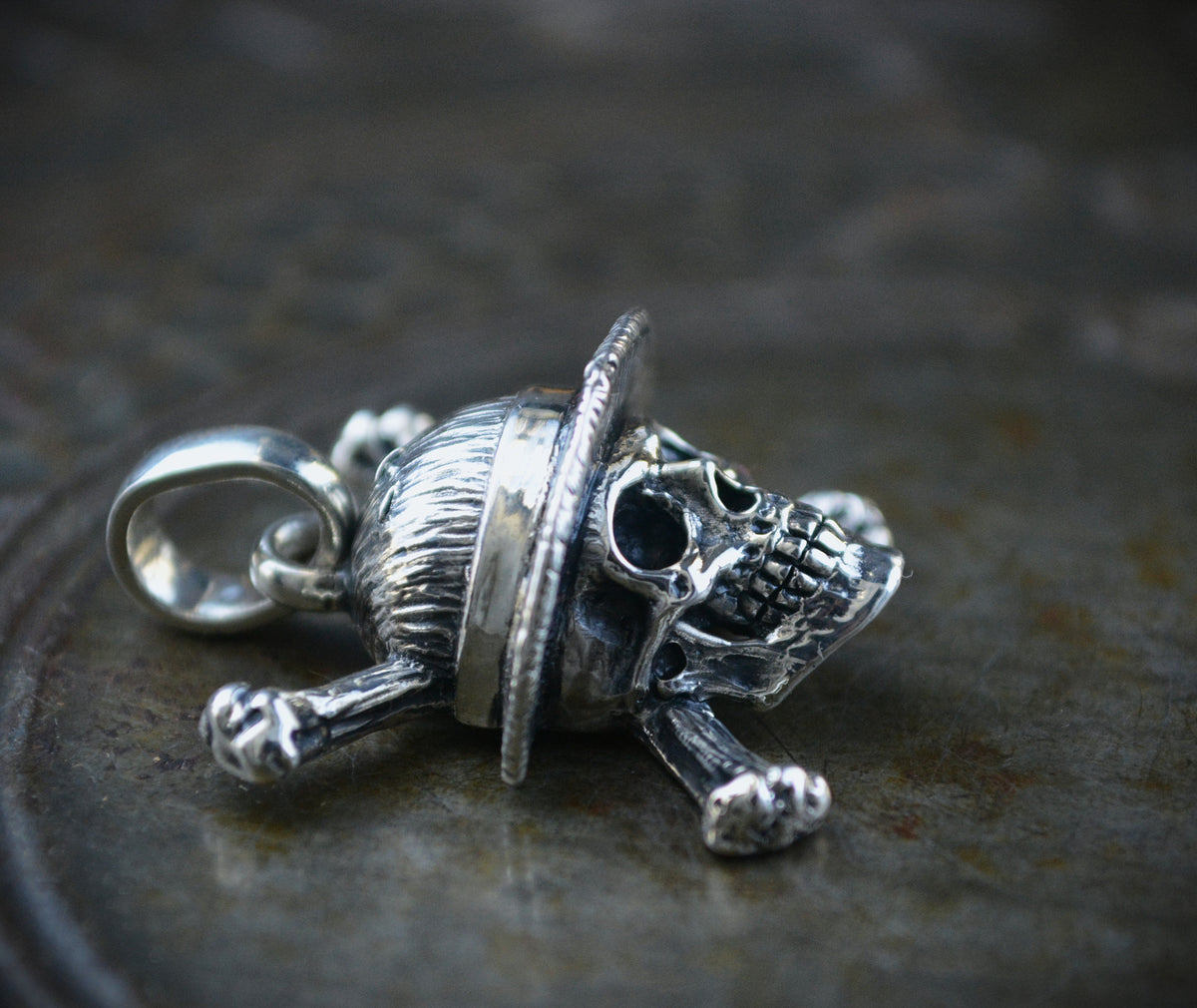 Colgante calavera con sombrero en plata · Vida Pirata