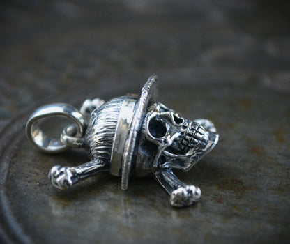 Colgante calavera con sombrero en plata · Vida Pirata