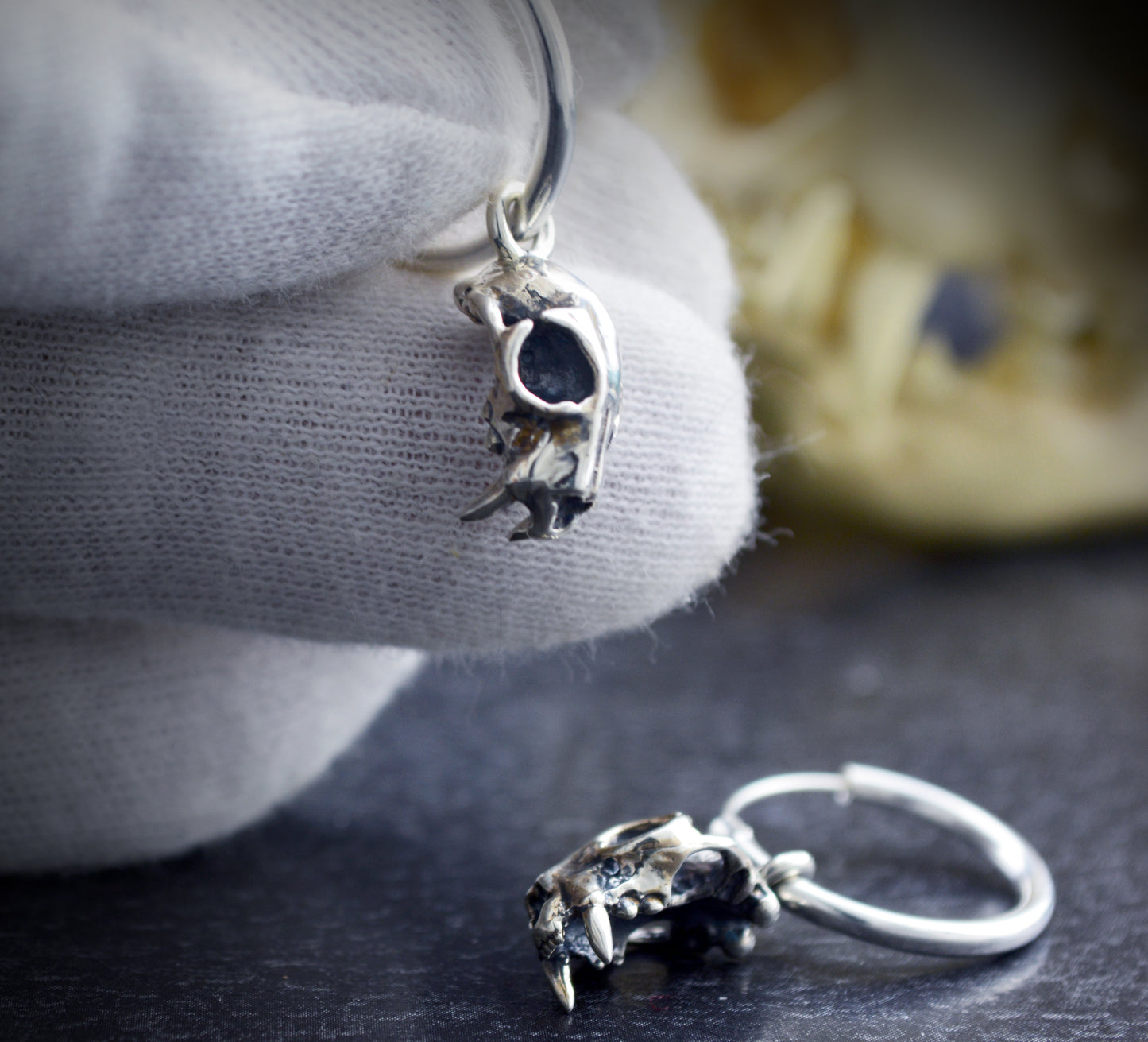 Pendientes de Aro con Calavera de Tigre en Plata de Ley
