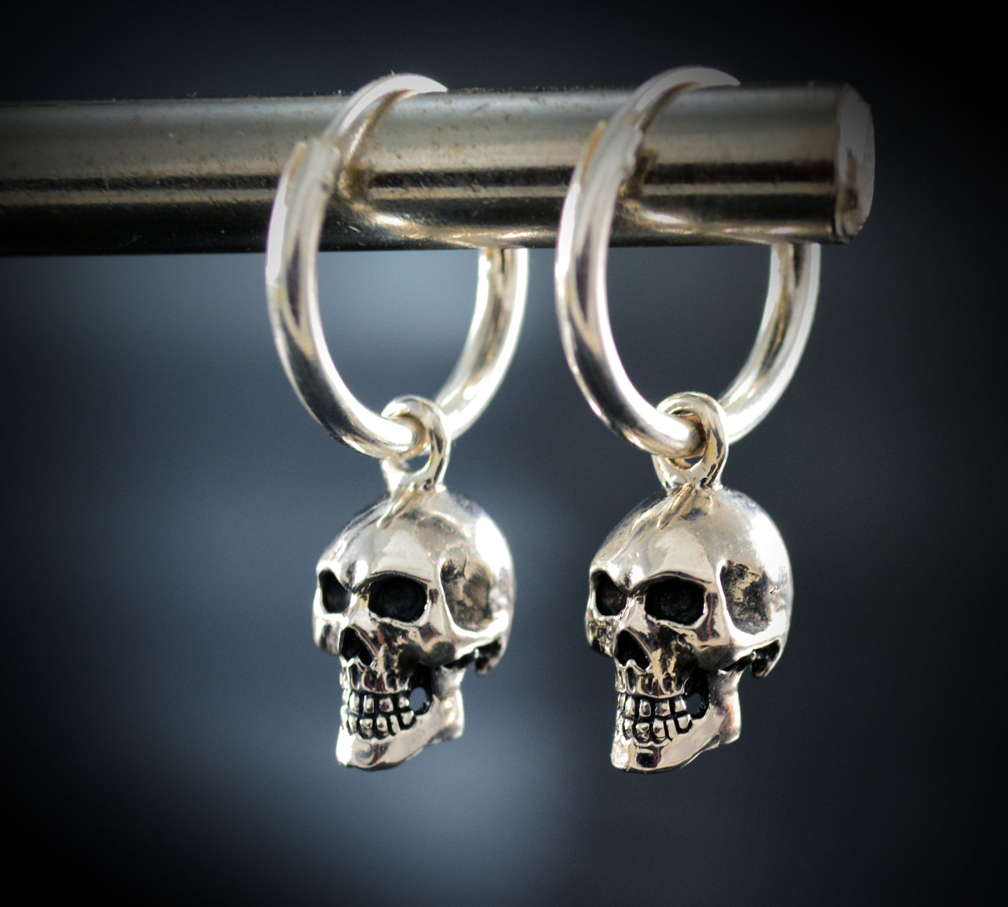 Hoop with skull in sterling silver, Earrings for men and women