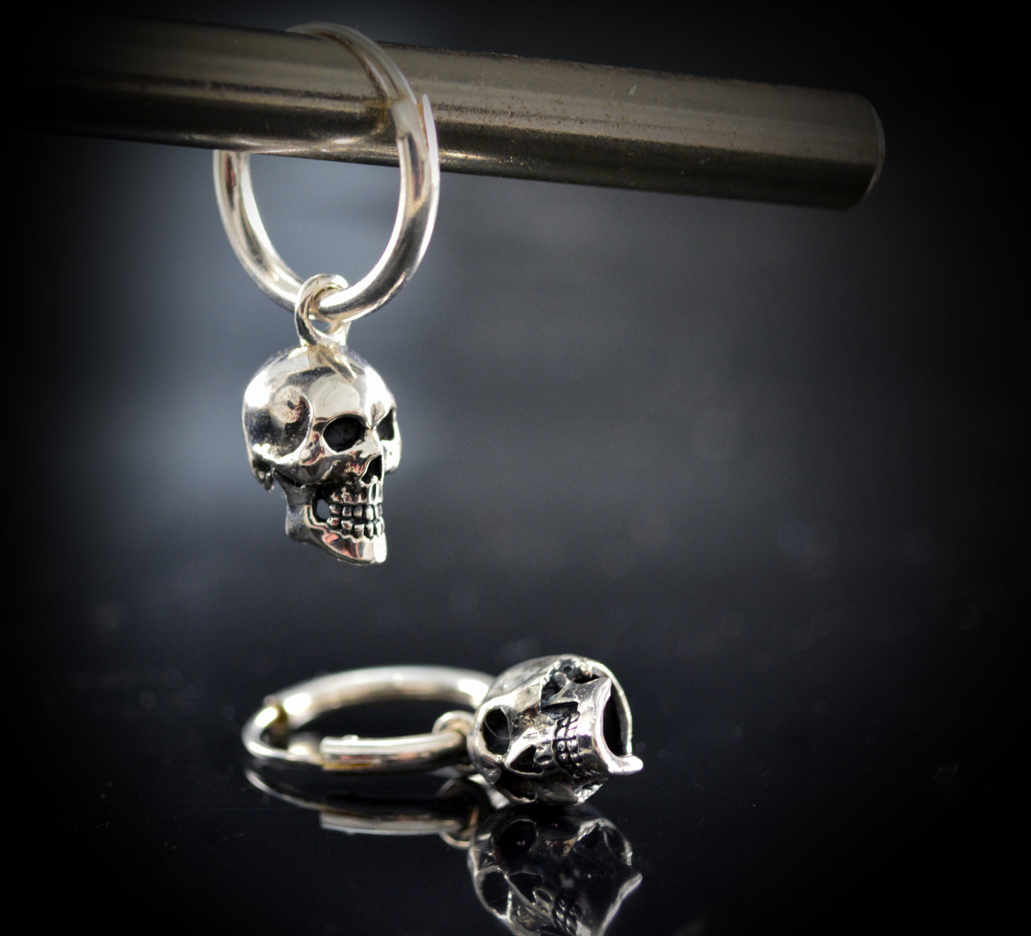 Hoop with skull in sterling silver, Earrings for men and women