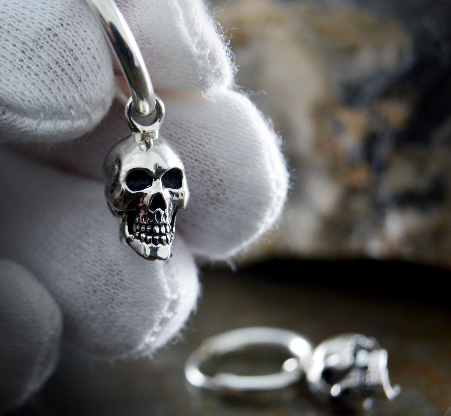Hoop with skull in sterling silver, Earrings for men and women