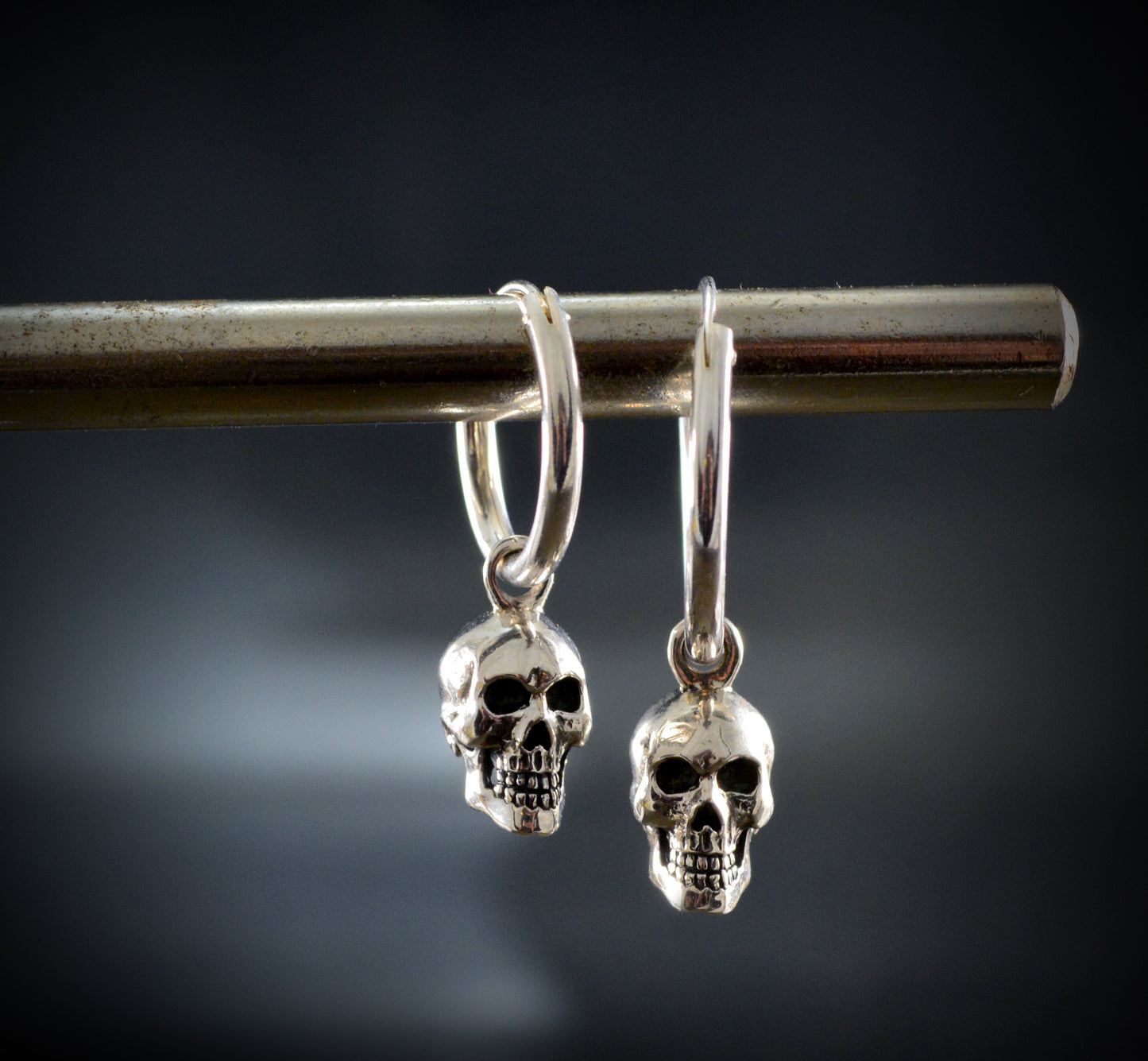 Hoop with skull in sterling silver, Earrings for men and women