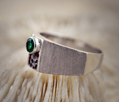 Solitario acéntrico, Anillo sello pequeño