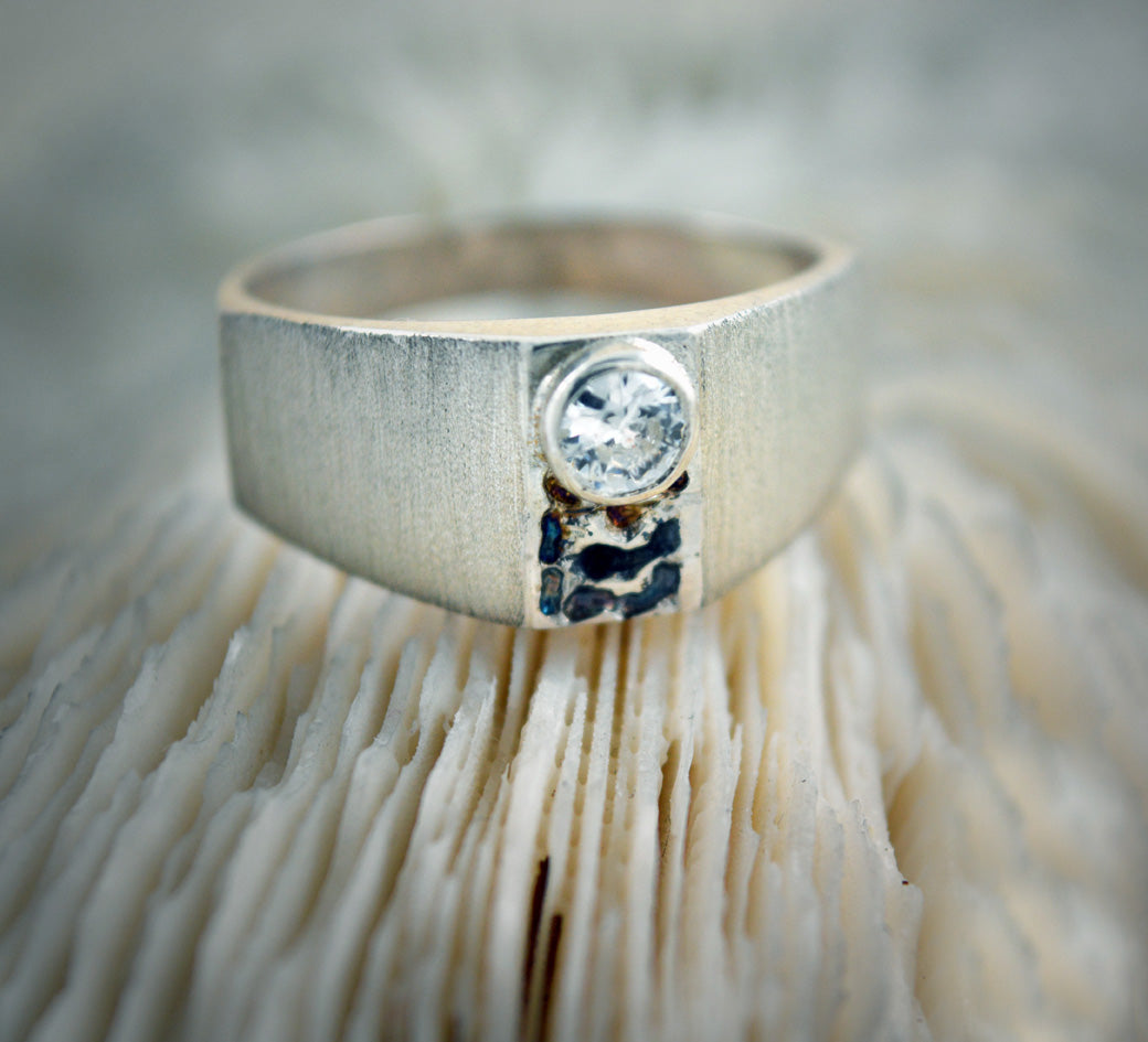 Solitario acéntrico, Anillo sello pequeño