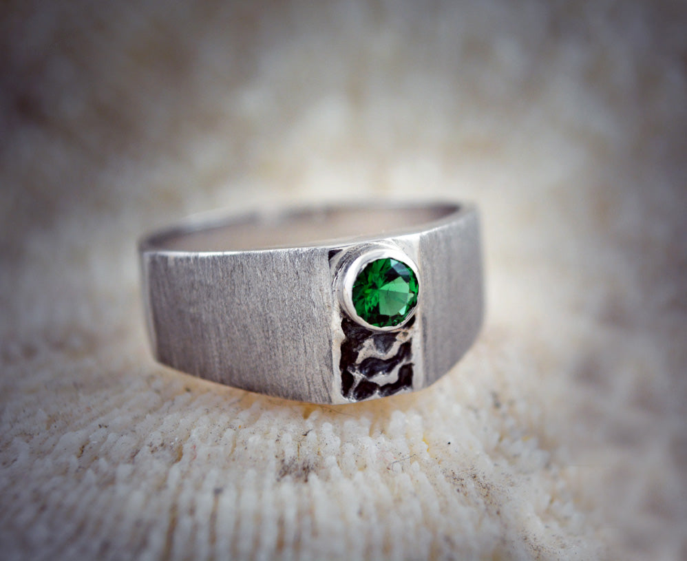 Solitario acéntrico, Anillo sello pequeño