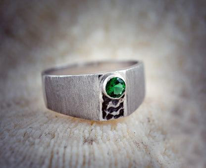 Solitario acéntrico, Anillo sello pequeño