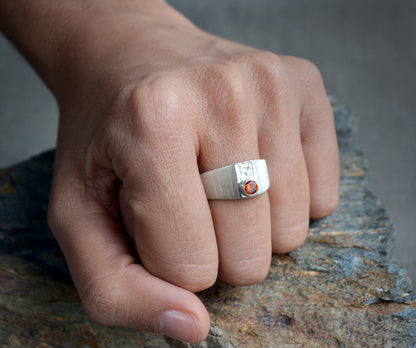 Solitario acéntrico, Anillo sello pequeño
